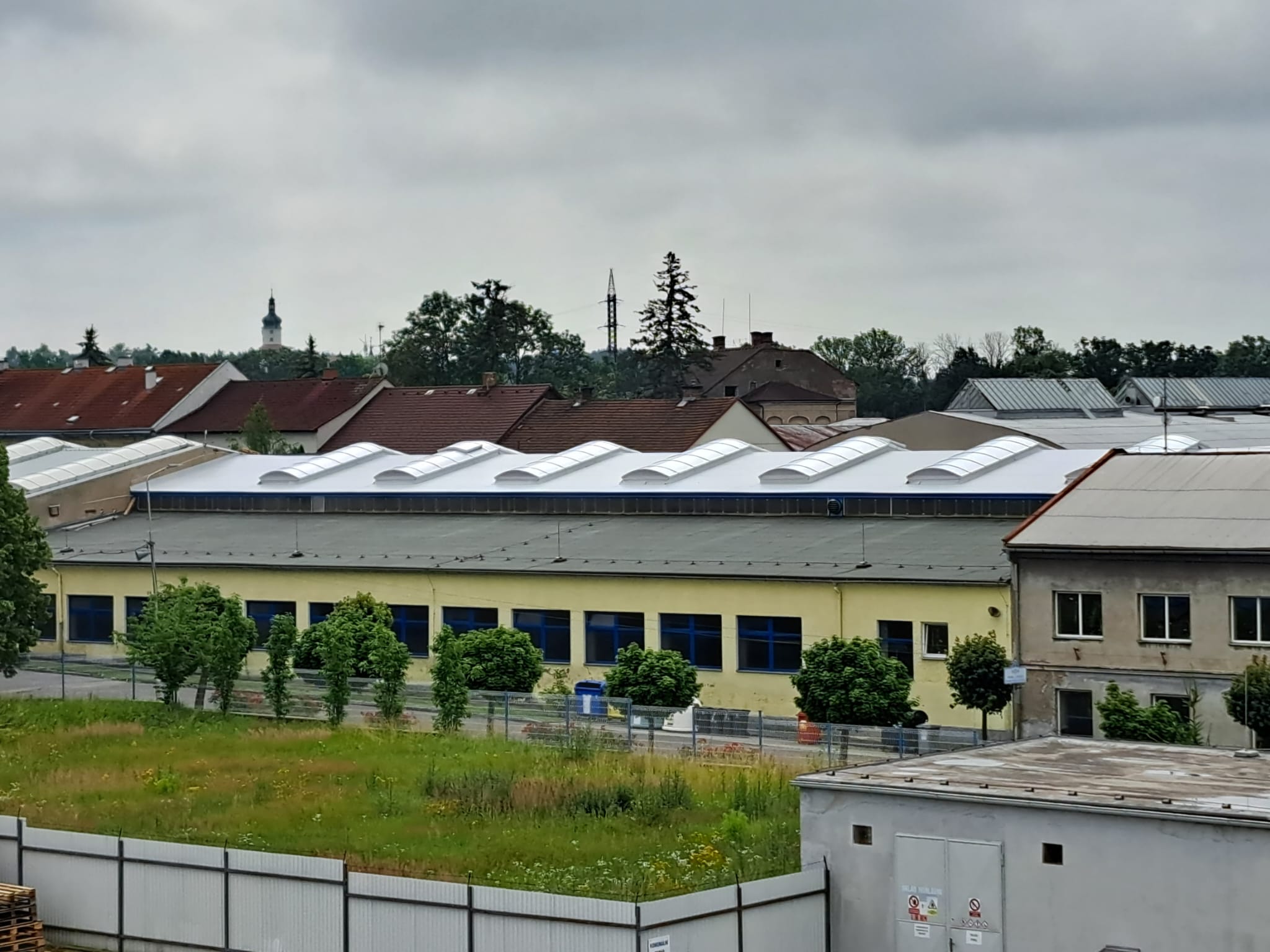 Pohled na průmyslové haly z výšky