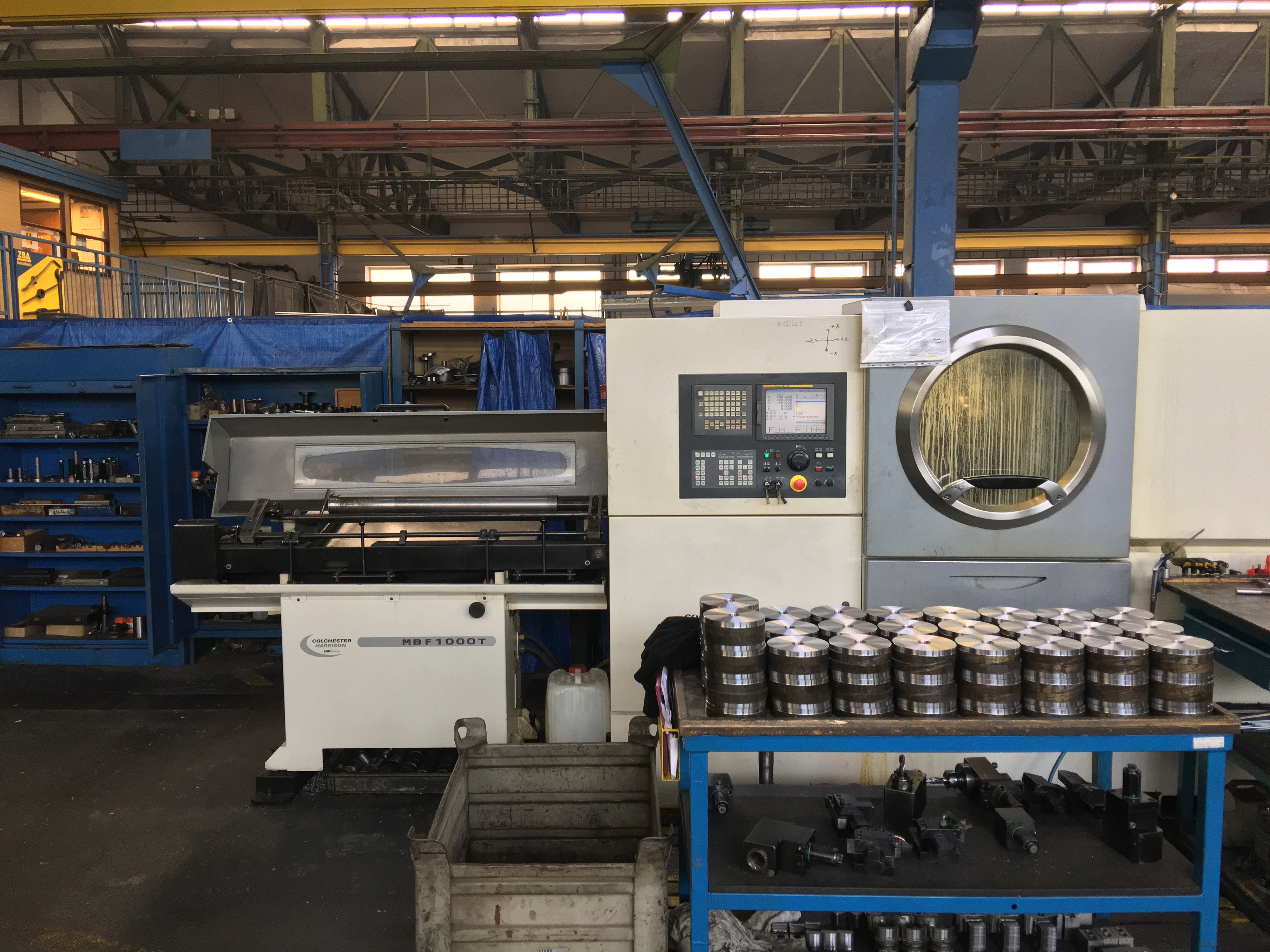 CNC soustruh a hotové obrobky